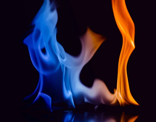 黒い背景に火と炎のクローズアップ — ストック写真