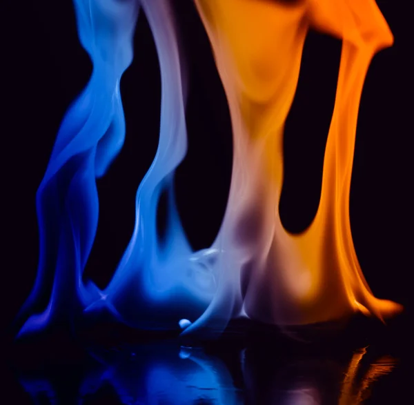 Tett på ild og flammer på svart bakgrunn – stockfoto