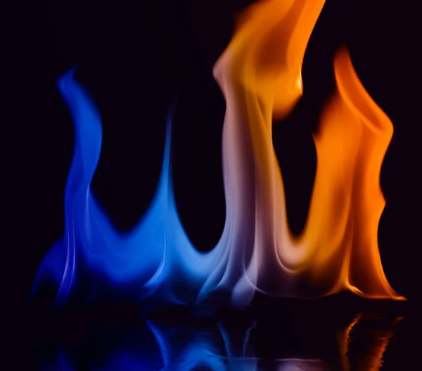 Крупный план огня и пламени на черном фоне — стоковое фото