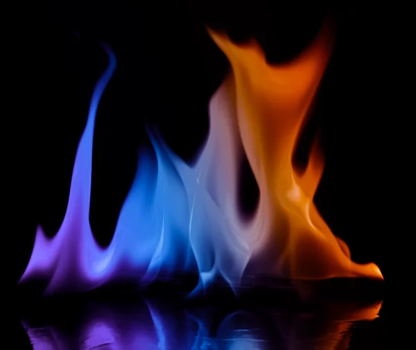 Primo piano di fuoco e fiamme su sfondo nero — Foto Stock