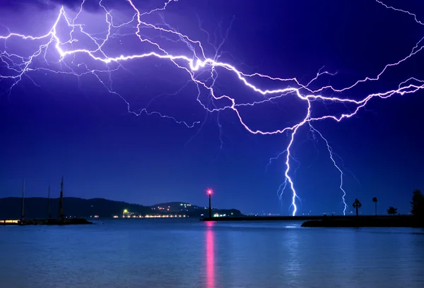 Blitz über dem See — Stockfoto
