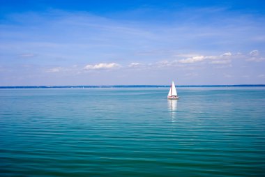 Yaz, yelkenli ile Mavi Göl