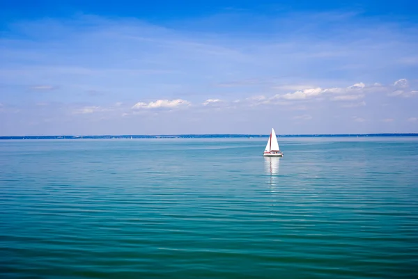 Blue lake with sailboat at summer — Stock Photo, Image