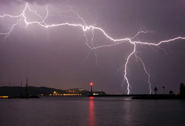 Lightning above the lake — Stock Photo, Image