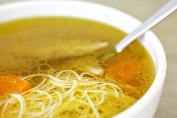 麺と鶏スープ — ストック写真
