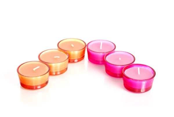 玻璃杯中的粉色和橙色蜡烛 — 图库照片