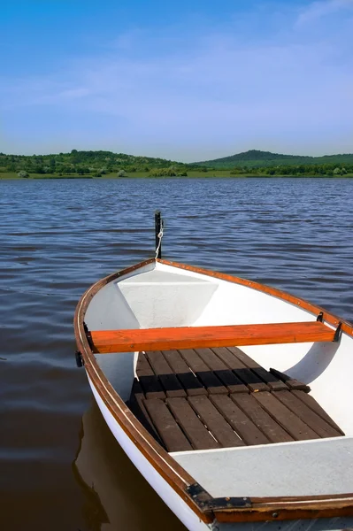 Озеро с лодкой — стоковое фото