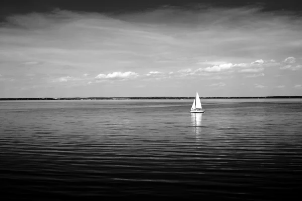 Black and white landscape from a lake with boats — Stock Photo, Image