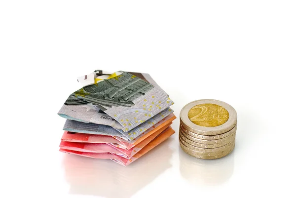 Концепция денег из бумажных денег и монет — стоковое фото