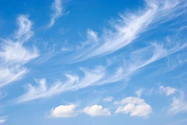 Flauschige Wolken am Himmel — Stockfoto