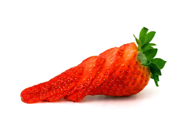 Skivade jordgubbar på vit — Stockfoto