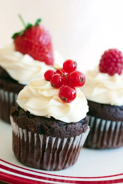 Red berry cupcakes — Stock Photo, Image