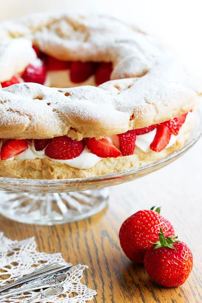 Strawberry choux pastry ring — Stock Photo, Image