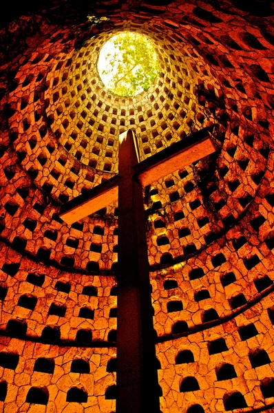 แสงแดดส่องแสงบนกางเขน ในห้องใต้ดินของโคซามูเอล เม็กซิโก . — ภาพถ่ายสต็อก
