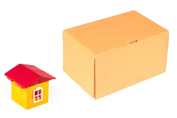 Коробка и дом — стоковое фото
