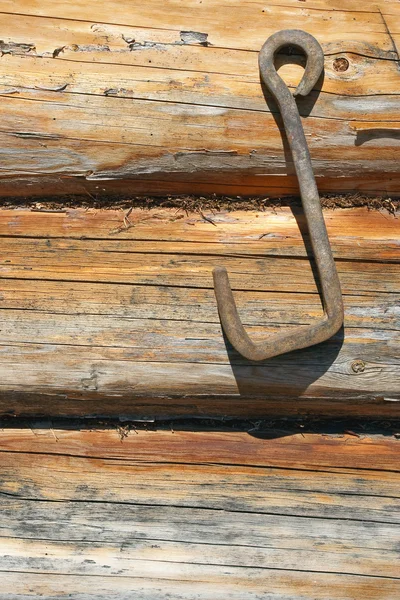 Holzwand mit eisernem Haken — Stockfoto