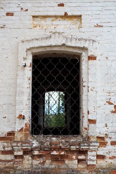 Fragment av gamla väggen med ett fönster — Stockfoto