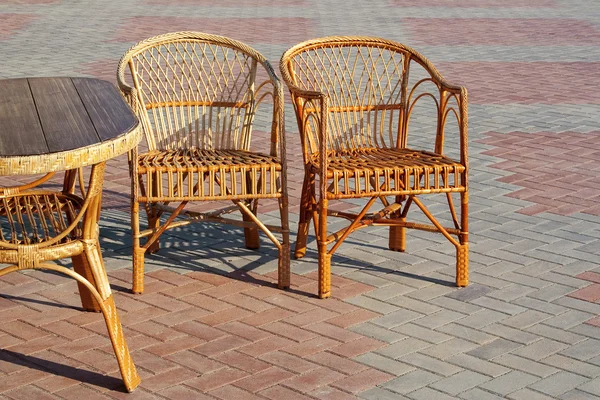 Um par de cadeiras de vime e mesa — Fotografia de Stock