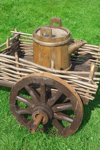 O carrinho com o barril — Fotografia de Stock