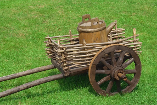 The cart with the barrel — Stock Photo, Image