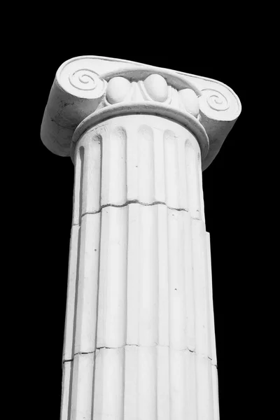 Griekse kolom op een zwarte achtergrond — Stockfoto