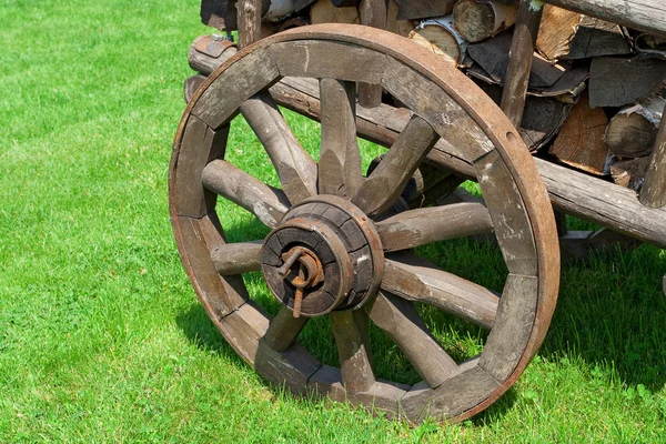 A fragment of a cart with wood — Stock Photo, Image