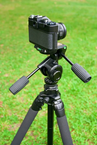 Kamera ve tripod — Stok fotoğraf