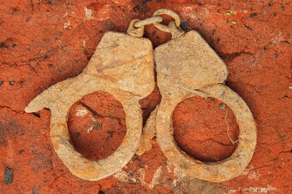 Старые наручники — стоковое фото