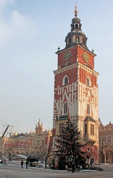 Ратуша с часами зимой в Кракове, Польша — стоковое фото