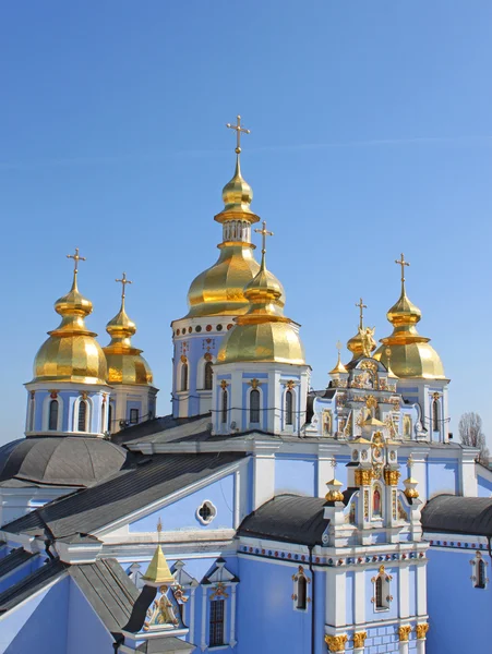 Michalská zlatou kopulí klášter - slavný církevního komplexu v Kyjevě, — Stock fotografie