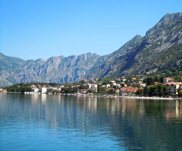 Wunderschöne landschaft mit mediterraner stadt - kotor bucht, montenegro — Stockfoto