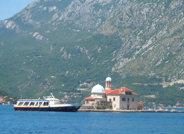 Wunderschöne Landschaft mit mediterraner Stadt, Montenegro — Stockfoto