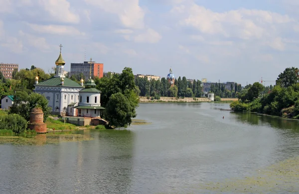 Igreja ucraniana perto do rio no verão — Fotografia de Stock