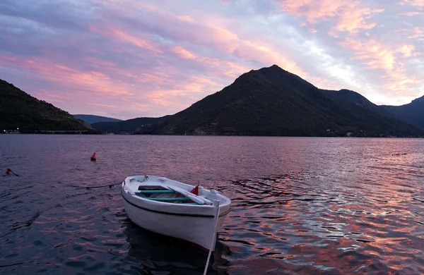 's avonds in de baai van kotor, montenegro — Stockfoto