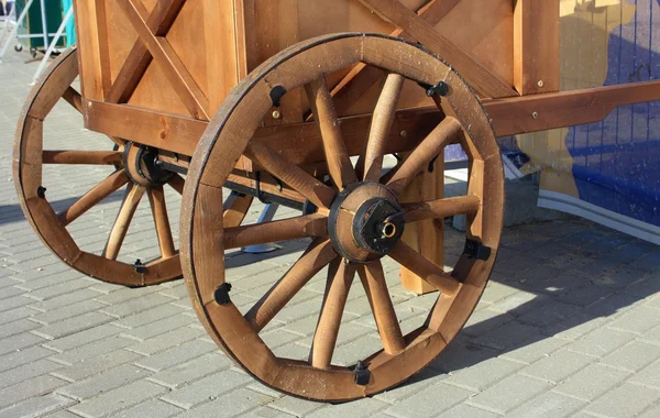Carrinho de roda de madeira — Fotografia de Stock