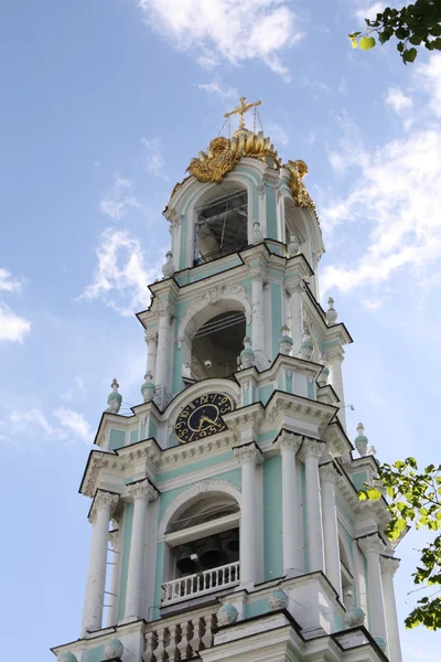 市中心的圣三一 sergius 修道院钟楼 — 图库照片