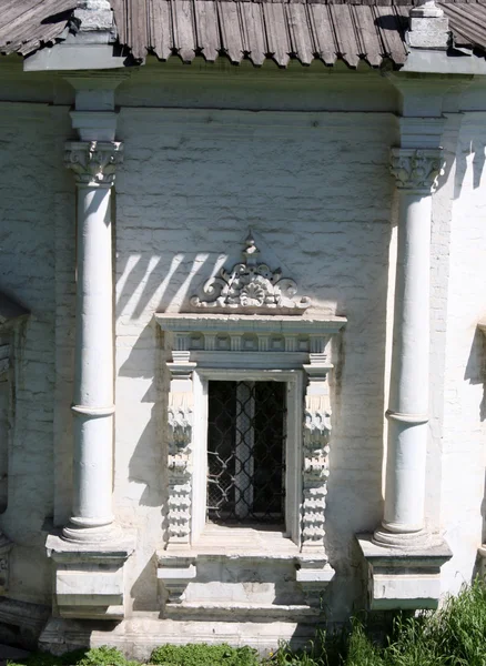 As janelas da igreja do século XVII-XVIII — Fotografia de Stock