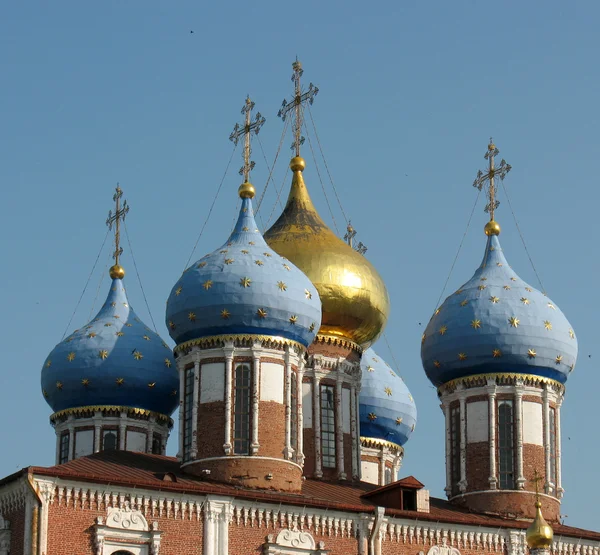 Dômes de la cathédrale d'Uspenskiy du Kremlin Ryazan — Photo