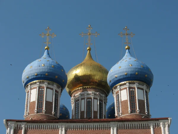Koepels van de uspenskiy-kathedraal van het kremlin van Rjazan — Stockfoto