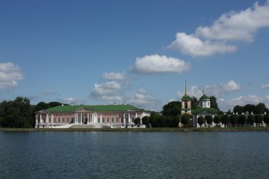 kuskovo Emlak. ducal Sarayı ve Saray Kilisesi ile görünümü