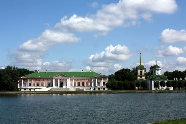 Kuskovo Estate. Vue sur le palais ducal et l'église du palais avec — Photo