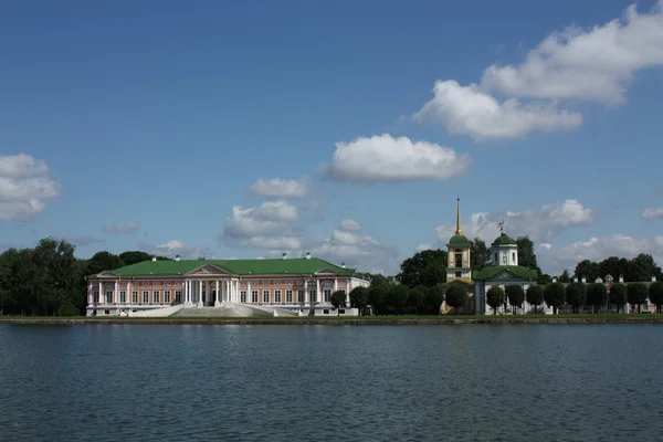 Поместье Кусково. Вид на герцогский дворец и дворцовую церковь с — стоковое фото
