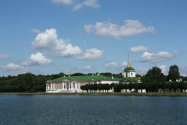 Kuskovo nieruchomości. widok na pałac książęcy i Pałac kościół z — Zdjęcie stockowe