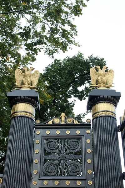 Decorated entrance gate — Stock Photo, Image