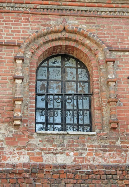 Fenster des mittelalterlichen Gebäudes — Stockfoto