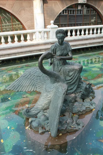 Скульптура на російський казку "Гуси Лебеді" — стокове фото