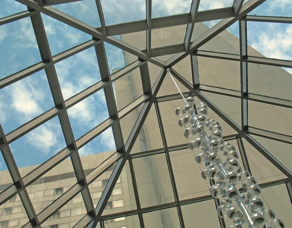 Cupola di vetro dell'edificio in stile high-tech — Foto Stock