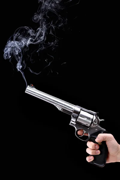 Revolver med rök — Stockfoto