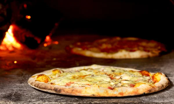Pizza in oven — Stockfoto