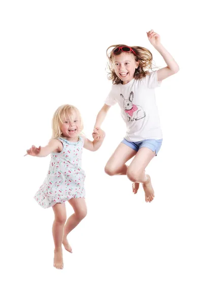Маленькие девочки прыгают — стоковое фото